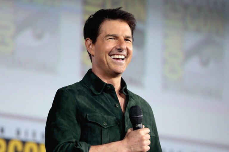 Tom Cruise oborio Guinnessov rekord za najopasniji skok padobranom: Glumac s 16 vatrenih skokova oduševio fanove
