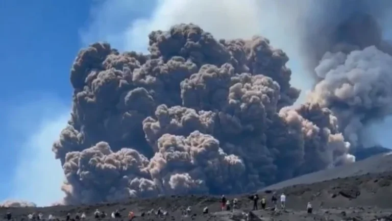 Etna probudila strah: Pepeo prekrio naselja na Siciliji