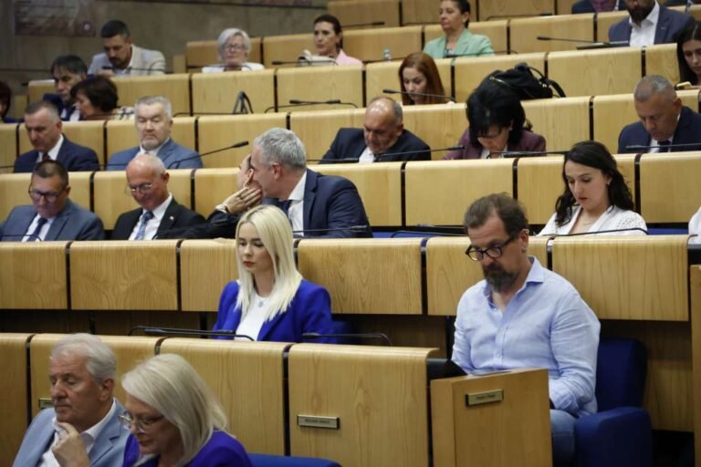 Sjednica Doma naroda FBiH prekinuta zbog zmije u sali
