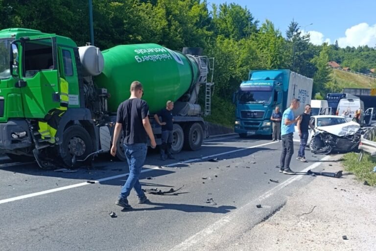 Sudar automobila i kamiona