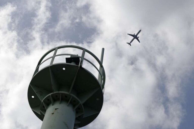 Avion s više od 240 osoba pao u Indiji: Snimljen trenutak pada, dim se nadvio nad gradom