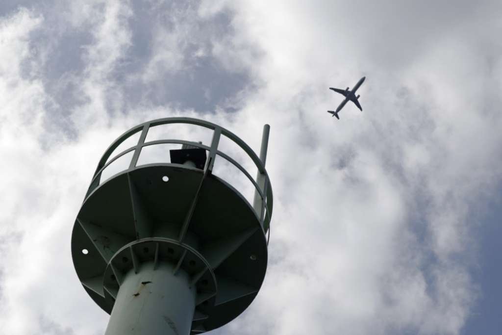 Avion s više od 240 osoba pao u Indiji: Snimljen trenutak pada, dim se nadvio nad gradom