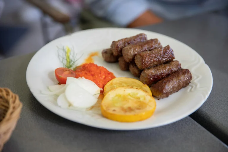 Novo poskupljenje: Cijene ćevapa porasle, porcija od deset sada 14 KM