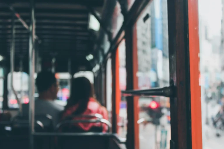 Ilustracija gradskog autobusa u Tuzli – simbol budućih promjena u javnom prevozu koje donose besplatne karte za penzionere i djecu, te pristupačnije cijene za sve građane.