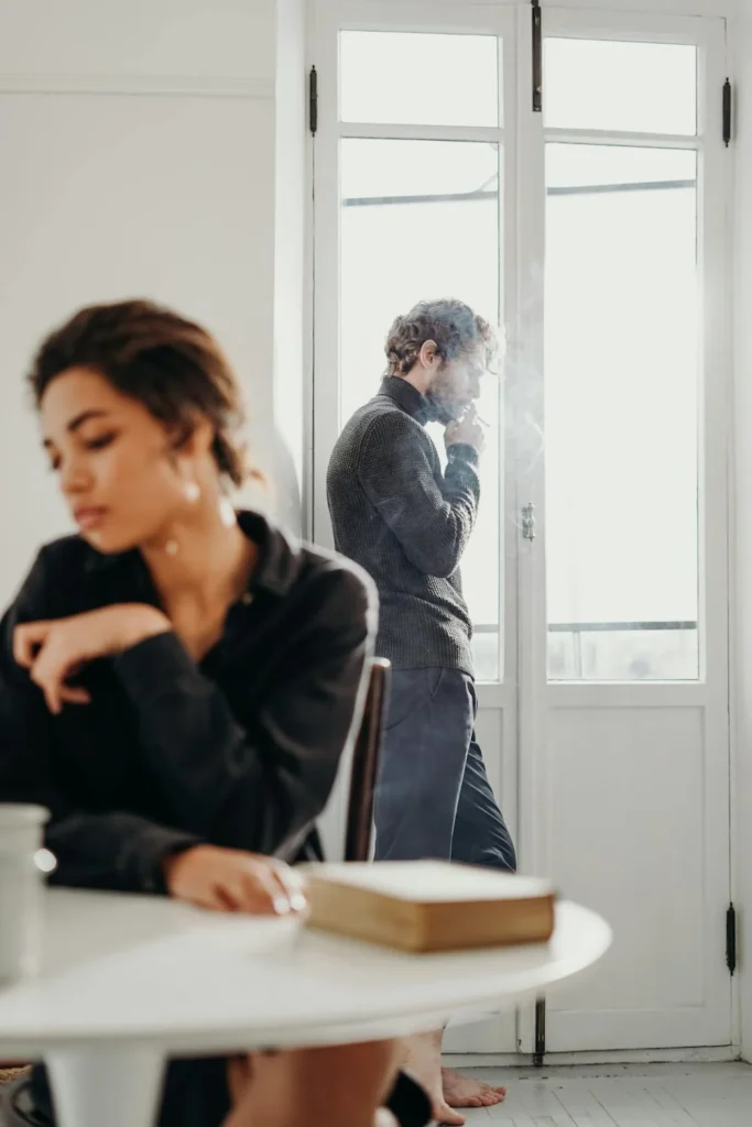 Partner vas sve češće udaljava od prijateljica, a vi to jedva primjećujete?