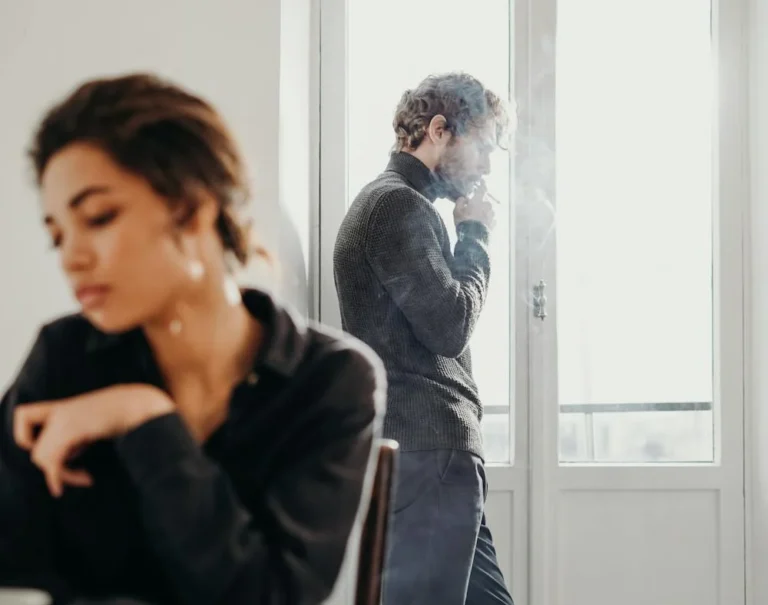 Partner vas sve češće udaljava od prijateljica, a vi to jedva primjećujete?