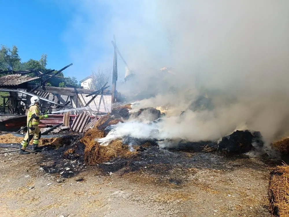 Veliki požar zahvatio farmu u Vukovijama kod Kalesije/ Vatrogasci Tuzla upozoravaju: Karcinogeni ostaju i nakon gašenja požara