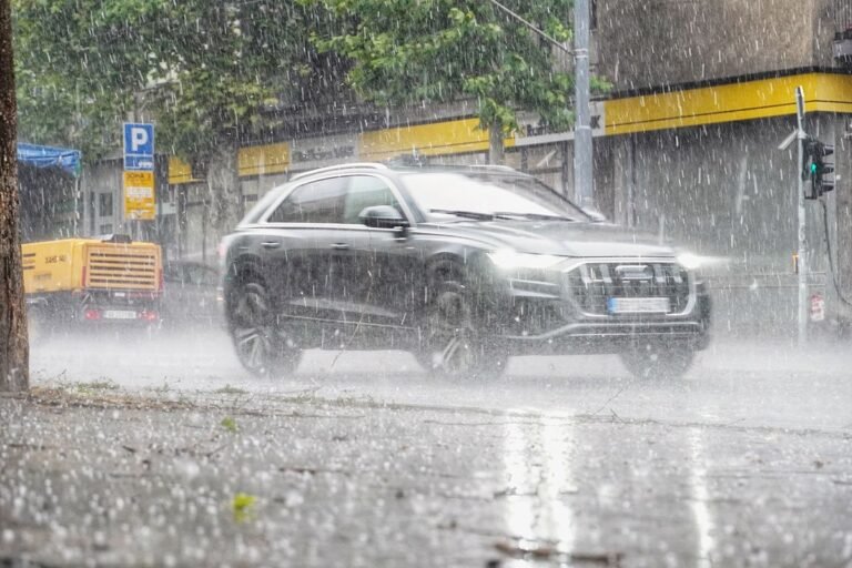 Kako zaštititi automobil od grada: Cerada kao najbolji saveznik
