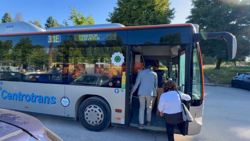 Cvijet Srebrenice na uniformama uposlenika i na autobusima Centrotransa širom BiH