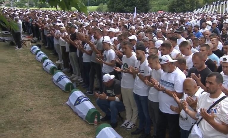 Klanjana dženaza za sedam žrtava genocida u Srebrenici