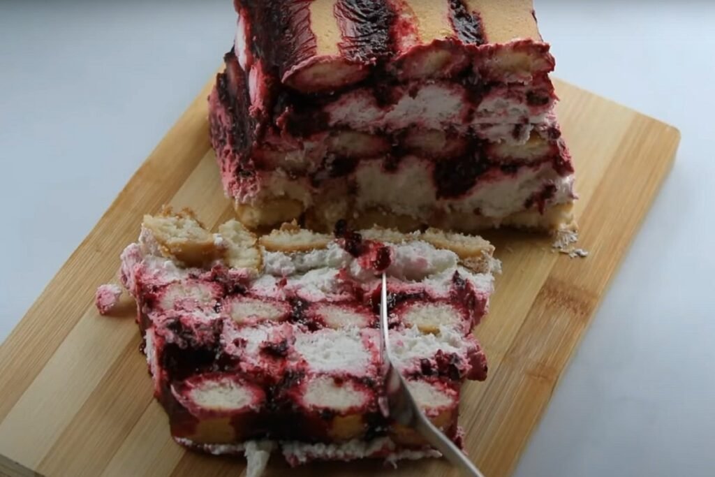 Ljetni kolač bez pečenja: Šumsko voće, piškote i bijela čokolada za savršen slatki predah