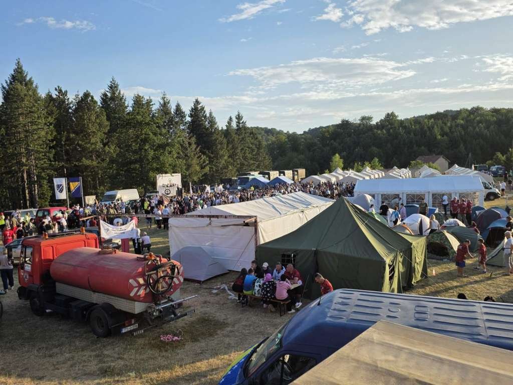 Više od 6.000 učesnika danas kreće iz Nezuka na Marš mira ka Potočarima