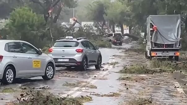 Split pogodila snažna oluja: Vjetar čupao stabla, poplavljene ulice, trajekt potopio brod