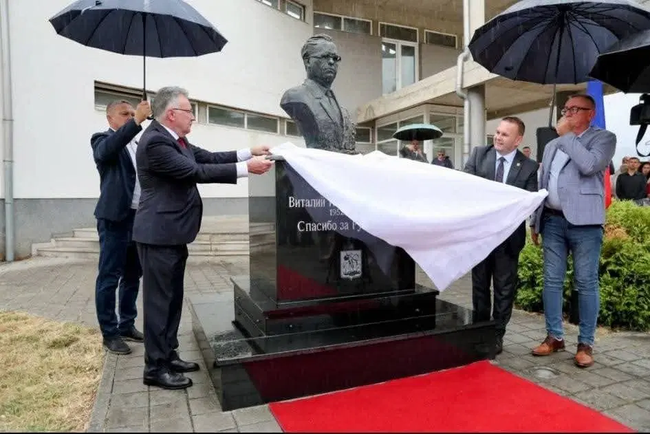 Uoči godišnjice genocida u Srebrenici u Istočnom Sarajevu otkrivena bista negatoru genocida