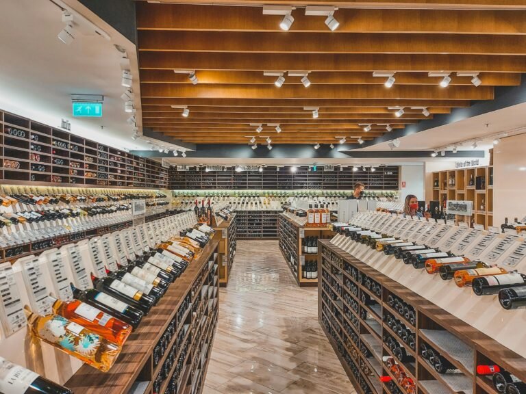 WHO poziva na drastično povećanje poreza na alkohol, duhan i zaslađena pića do 2035./ Vlasnici malih trgovina u Federaciji BiH od septembra biće u mogućnosti da rade nedjeljom, ali pod posebnim uslovima. Prema predloženim izmjenama i dopunama Zakona o unutrašnjoj trgovini FBiH, rad nedjeljom biće dozvoljen samo ako vlasnik sam ili zajedno sa članovima porodice radi u prodavnici, bez angažovanja drugih zaposlenih. Ova odluka još čeka na usvajanje i očekuje se da stupi na snagu nakon godišnjih odmora, najkasnije u septembru. Ministarstvo trgovine FBiH ističe da je cilj ovog rješenja zaštita prava radnika, jer neradna nedjelja za veće trgovine ostaje na snazi, dok se malim trgovcima pruža određena fleksibilnost. Ovim se nastoji uskladiti tržišne potrebe sa očuvanjem radničkih prava. Ekonomista Igor Gavran smatra da je ovakav kompromis očekivan, ali nedovoljan. Po njegovom mišljenju, najbolja opcija bila bi potpuni povratak rada nedjeljom za sve trgovine, uz obaveznu dvostruku nadoknadu za zaposlene. Ministar trgovine Amir Hasičević pojašnjava da izmjene zakona nisu rezultat ekonomskih problema, već nastojanja da se zakon bolje prilagodi stvarnim potrebama malih porodičnih biznisa. On naglašava da će veće trgovine i dalje ostati zatvorene nedjeljom, čime se štite prava radnika i održava ravnoteža na tržištu rada. Zvanično usvajanje zakonskih izmjena očekuje se nakon sjednice Vlade FBiH, koja je planirana za drugu polovinu avgusta.