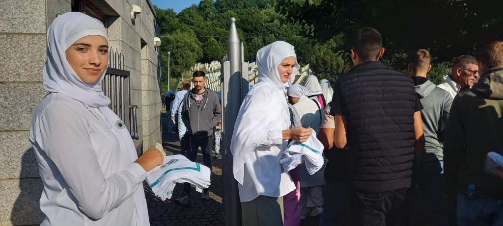 Članice Udruženja pokret 'Majke enklava Srebrenica i Žepa' podijelile bijele marame u Potočarima
