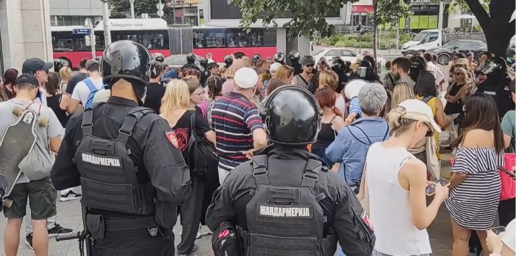 Snažno prisustvo policije i nova blokada saobraćaja: Protest u Beogradu ne jenjava