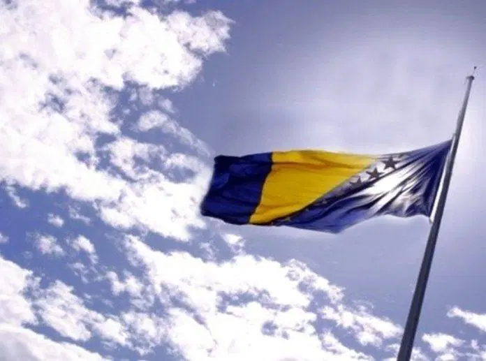 Zastava na pola koplja/ Dan žalosti/ Federalna vlada 11. juli proglasila Danom žalosti