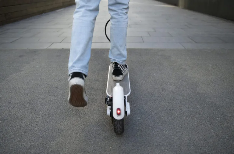 Roditelji plaćaju kazne zbog djece na električnim romobilima bez kacige