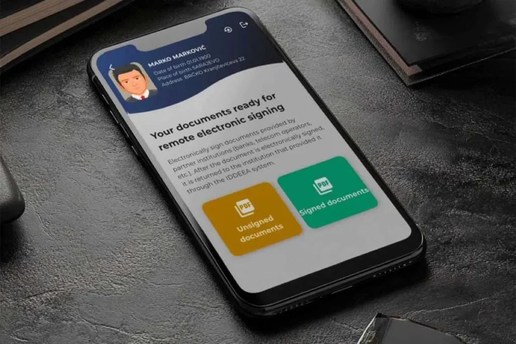 Digitalni identitet i kvalifikovani elektronski potpis postaju ključni alati za pristup savremenim elektronskim servisima u Bosni i Hercegovini. Aktivacija se vrši u jednom od pet regionalnih centara Agencije za identifikacione dokumente, evidenciju i razmjenu podataka (IDDEEA), a cijeli proces traje svega nekoliko minuta. Nakon unosa ličnih podataka, građani putem mobilne aplikacije dobijaju pristup svojim dokumentima i elektronskom potpisu u digitalnoj formi. Oni koji su već prošli proceduru naglašavaju da je postupak jednostavan i daleko efikasniji od klasičnih birokratskih procedura. „Proces je veoma jednostavan, trajao je par minuta. Sve što vam treba je lična karta i e-mail adresa, a ostale podatke dobijete u IDDEEA-i“, rekao je Adnan Draganić, jedan od korisnika. Iz IDDEEA-e ističu da je cilj olakšati građanima pristup javnim i privatnim uslugama, uz sigurnu upotrebu kvalifikovanog elektronskog potpisa i digitalnog identiteta. Nakon potpisivanja ugovora i potvrde e-mail adrese, građani dobijaju pristupne parametre. Prvi dio ključa uručen je u centru, dok drugi stiže na e-mail i služi kao šifra koju korisnici ne smiju dijeliti. Savjetnica direktora za bezbjednost informacionih sistema Armina Musa naglašava da najveću prednost elektronskog potpisa predstavlja mogućnost praćenja statusa dokumenata, kao i pravovremeno obavještenje o isteku njihove važnosti. Ovaj sistem omogućava zakonski validnu elektronsku identifikaciju i potpisivanje dokumenata putem računara ili mobilnog telefona – brzo, sigurno i bez potrebe za odlaskom na šalter. Uvođenje digitalnog identiteta i e-potpisa predstavlja važan korak u digitalnoj transformaciji javne uprave i privatnog sektora u BiH.