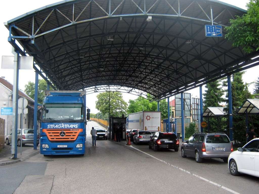 Duge kolone vozila na pojedinim graničnim prijelazima/ Novi sistem kontrole na granici s Hrvatskom: Biometrijska provjera za građane BiH