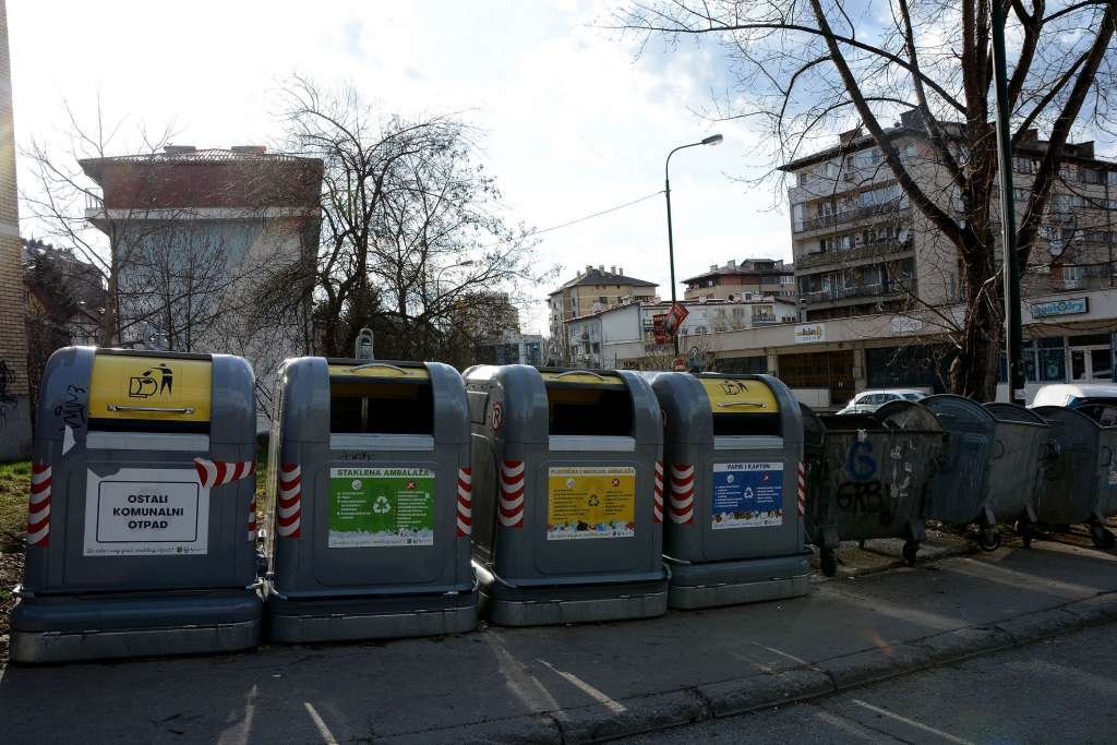 U Federaciji BiH u 2024. godini prikupljeno skoro 600 hiljada tona komunalnog otpada/ Komunalac Tuzla nastavlja odvoz otpada uprkos otežanim uslovima