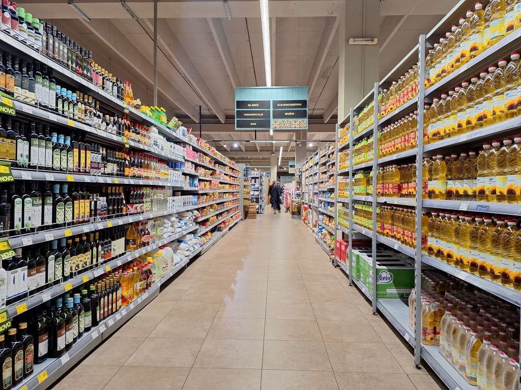 Rast prodaje bh. proizvoda u toku ljeta, ali u njima većinom sirovine iz uvoza/ Inflacija u BiH obara rekorde, građani se odriču hrane zbog rasta cijena/ Cijene ponovo rastu: Potrošačka korpa u BiH skuplja za 0,4 posto