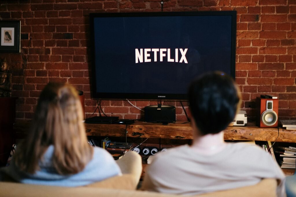pexels-cottonbro-4009402 Koje su najpopularnije Netflix serije ovog augusta? Pogledaj listu hitova!