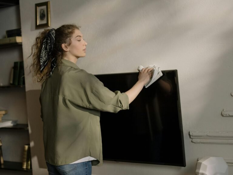 Greška koju mnogi prave: Ne čistite TV maramicama!
