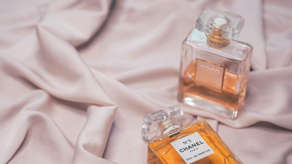 pexels-laurachouette-21574949 Zašto parfem na nekima traje duže? Trikovi za postojan miris