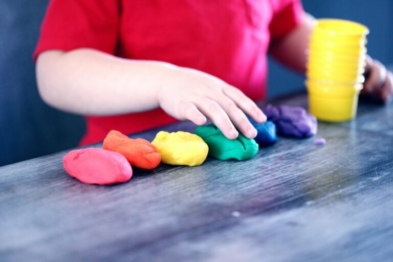 Kako djecu udaljiti od ekrana: Osam zabavnih aktivnosti koje podstiču igru i učenje/ Kako prepoznati anksioznost kod djece: Tihi znaci koje roditelji ne smiju ignorisati