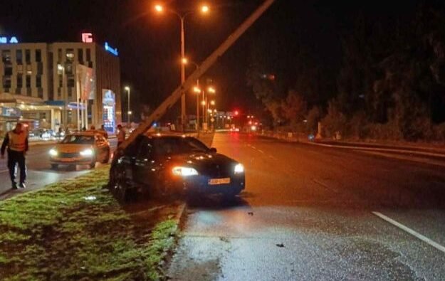 Saobraćajna nesreća u Tuzli: BMW udario u stub, povrijeđen vozač