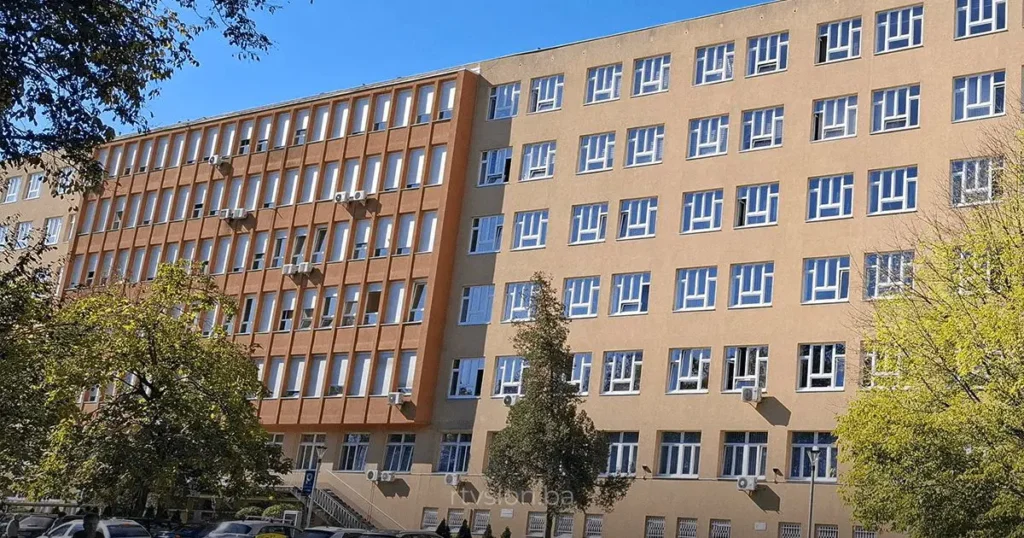 UKC/ UKC Tuzla raspisao javni oglas za prijem radnika/ Pacijenti u neizvjesnosti: UKC Tuzla bez ključnih lijekova za teške terapije/Vlada TK odobrila više od 26 miliona KM za ulaganja u UKC Tuzla/Nedostatak ključnih lijekova u UKC Tuzla ugrožava terapije