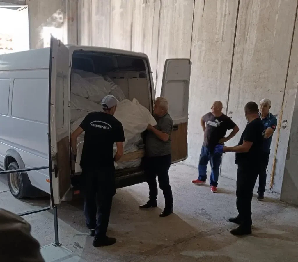 Memorijalnom centru Srebrenica predato više stotina predmeta pronađenih u masovnim grobnicama