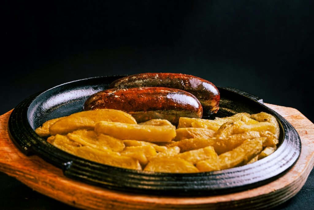 Zapečeni krompir sa kobasicama – jednostavno i ukusno jelo