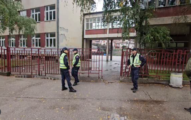 Dojave o bombama u školama širom Srbije: Evakuacija učenika i KDZ pregledi