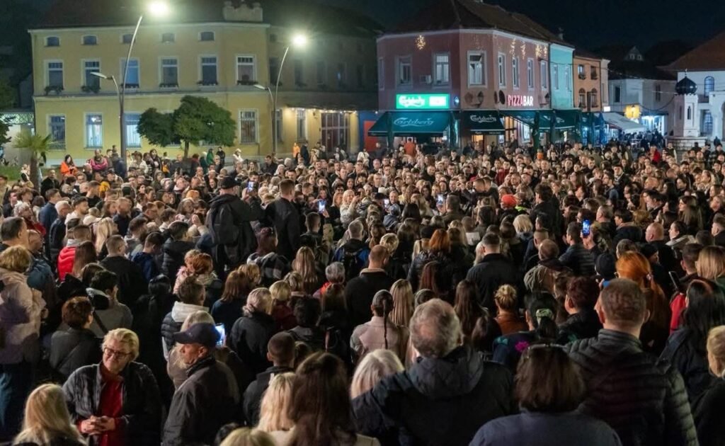 Tuzla pala u sevdah: Trg slobode ispunjen pjesmom i sjećanjima na Halida Bešlića