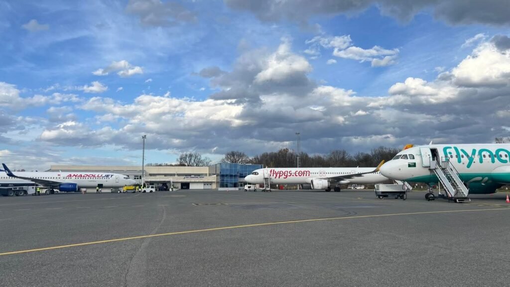 Avioni preusmjereni iz Sarajeva sigurno sletjeli u Tuzlu zbog lošeg vremena