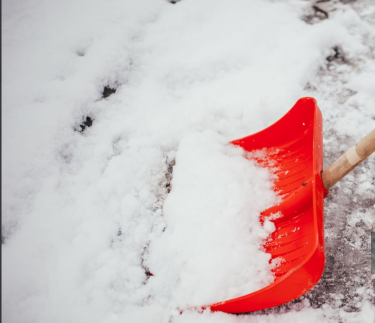 Opasnosti čišćenja snijega: Stručnjaci upozoravaju na rizik od srčanog udara/ Kako olakšati čišćenje snega: praktični savjeti za dvorište i prilaz/ Čišćenje snijega u Tuzli ponovo pred Gradskim vijećem