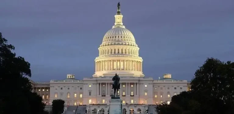 Sirijski predsjednik Ahmad al-Sharaa posjetit će Bijelu kuću 10. novembra, što će predstavljati historijski trenutak u odnosima između Damaska i Washingtona, potvrdio je sirijski ministar vanjskih poslova Asaad al-Shaibani, prenosi Anadolija. „Predsjednik Ahmad al-Sharaa bit će u Bijeloj kući početkom novembra“, rekao je Shaibani tokom obraćanja u Bahreinu, naglašavajući značaj ove posjete. „Ovo je historijska prilika – prva posjeta sirijskog predsjednika Bijeloj kući u više od 80 godina“, dodao je. Specijalni izaslanik Sjedinjenih Američkih Država Tom Barrack, koji obavlja i dužnost ambasadora SAD-a u Turskoj, potvrdio je za Axios da će posjeta biti održana u drugoj sedmici novembra, tačnije 10. novembra. Očekuje se da će sastanak označiti početak novog poglavlja u odnosima Sirije i Sjedinjenih Država, s fokusom na obnovu diplomatskih veza i mogućnost saradnje u regionalnim pitanjima.