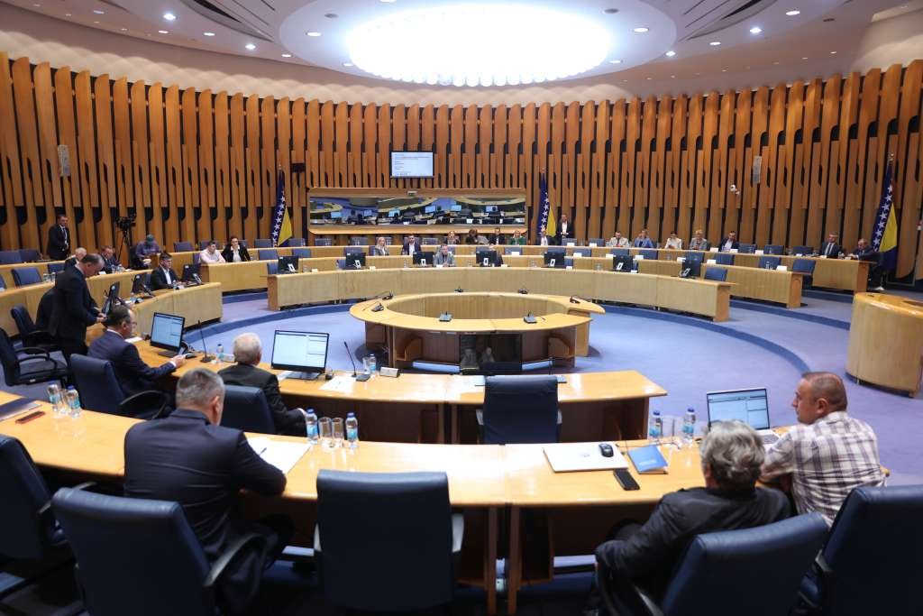 BiH dobila budžet: Povećane plate, smanjenja ulaganja i nova finansijska pravila/ Delegati koštali građane FBiH 3,1 milion KM, a u novembru bez ijedne sjednice