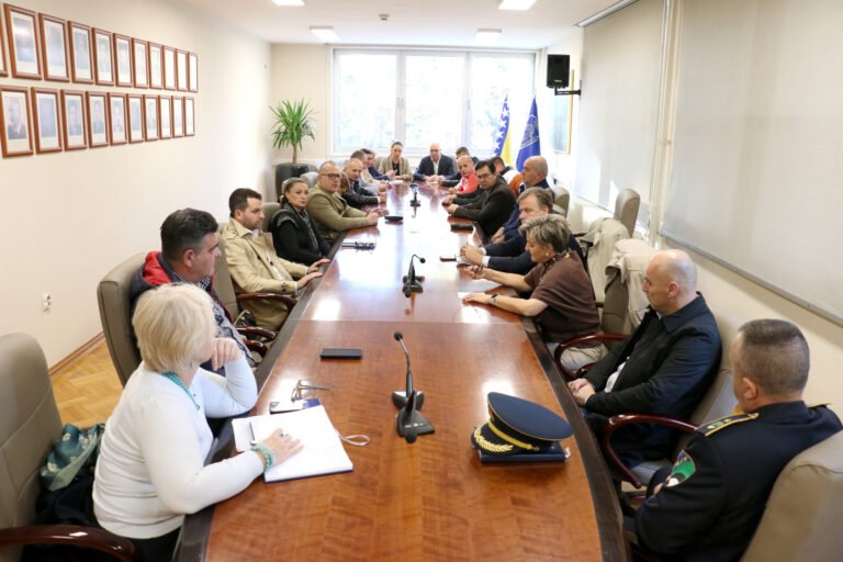 Kolegij gradonačelnika Tuzle: Nakon požara u Domu penzionera, 62 osobe evakuisane