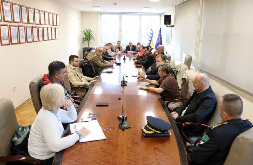 Kolegij gradonačelnika Tuzle: Nakon požara u Domu penzionera, 62 osobe evakuisane