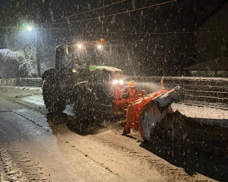 Snijeg usporio saobraćaj, radnici tuzlanskog Komunalca imali pune ruke posla/ Tuzlanski kanton spreman za održavanje puteva tokom zimske sezone/ Komunalac Tuzla u pripravnosti zbog padavina i nižih temperatura/ Preko 150 tona soli i 250 tona mješavine utrošeno u zimskom održavanju Tuzle