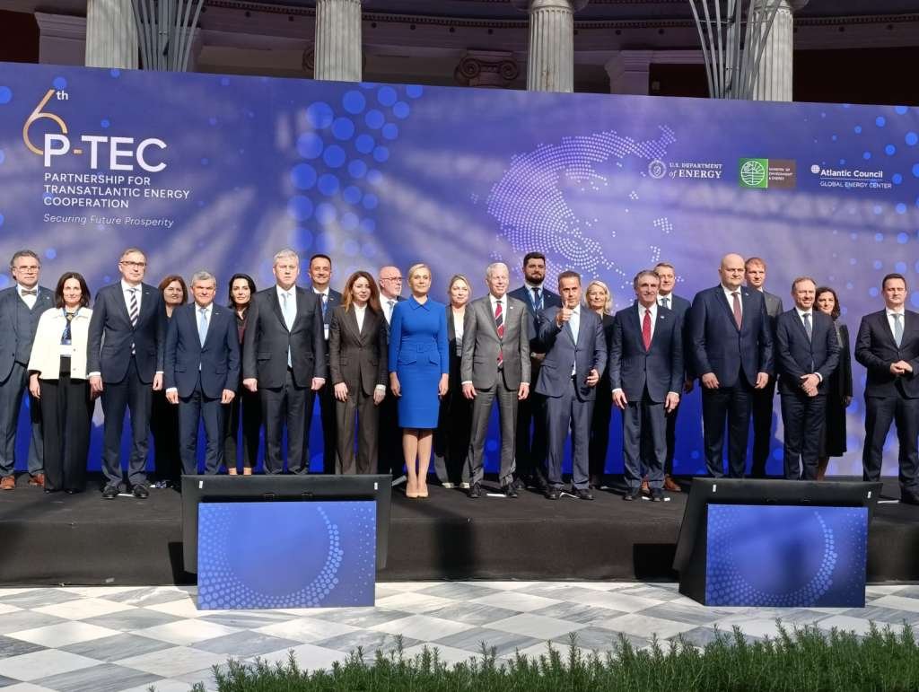 Federalni ministar energije, rudarstva i industrije Vedran Lakić učestvovao je u Grčkoj na 6. ministarskom sastanku Partnerstva za transatlantsku energetsku saradnju (P-TEC), koje okuplja evropske i američke partnere s ciljem jačanja energetske sigurnosti, otpornosti i ulaganja, saopćeno je iz Federalnog ministarstva energije, rudarstva i industrije. Tokom posjete, ministar Lakić održao je niz produktivnih sastanaka s ključnim predstavnicima energetske zajednice Sjedinjenih Američkih Država, među kojima su bili Chris Wright, američki državni sekretar za energiju, Doug Burgum, državni sekretar za unutrašnje poslove, te Joshua Voltz, zamjenik pomoćnika državnog sekretara za Evropu, Euroaziju, Afriku i Bliski istok u Uredu za međunarodna pitanja Ministarstva energetike SAD-a. Sastanku su prisustvovali i Ante Šušnjar, ministar privrede i održivog razvoja Republike Hrvatske, dok je putem videolinka učestvovao Elmedin Konaković, ministar vanjskih poslova Bosne i Hercegovine. Prisutna je bila i Nicole McGraw, ambasadorica SAD-a u Hrvatskoj, s obzirom na to da je jedna od ključnih tema bila gasno povezivanje Bosne i Hercegovine i Hrvatske. Američki zvaničnici potvrdili su čvrstu podršku Sjedinjenih Američkih Država jačanju energetske sigurnosti Bosne i Hercegovine, naglasivši važnost što skorije implementacije projekta Južna interkonekcija, koji je ocijenjen kao ključni korak u diverzifikaciji izvora snabdijevanja energijom. – Ovaj projekt nije samo od vitalne važnosti za Bosnu i Hercegovinu, već ima i strateški značaj za cijeli region. Izgradnjom Južne interkonekcije, ali i Zapadne i Sjeverne, osiguraćemo bolju povezanost s međunarodnim tržištima energije, što je temelj dugoročne stabilnosti i održivosti. Realizacijom ovih projekata Bosna i Hercegovina bi se priključila na gasnu mrežu Evropske unije, čime bismo smanjili ovisnost o jednom izvoru snabdijevanja – istakao je ministar Lakić. Na P-TEC samitu, Lakić je predstavio ključne inicijative Federacije Bosne i Hercegovine u oblasti energetske sigurnosti i diversifikacije izvora energije. Centralna tema sastanka bila je jačanje energetske otpornosti kroz strateške projekte, a ministar je posebno naglasio značaj gasifikacije Federacije BiH. – Smanjenje ovisnosti o jednom izvoru energenata od presudne je važnosti. Gasifikacija Federacije BiH i osiguravanje novih izvora gasa kroz projekte gasnih interkonekcija donijeće veću energetsku nezavisnost i smanjiti oslanjanje na ruske energente. To je projekat od strateškog značaja za Bosnu i Hercegovinu jer dugoročno osigurava stabilnost snabdijevanja – naglasio je Lakić. Kroz zajedničke inicijative i partnerstva, Bosna i Hercegovina nastavlja jačati svoju poziciju na međunarodnoj energetskoj sceni, gradeći sigurnu, održivu i neovisnu energetsku budućnost za cijelu zemlju i region.