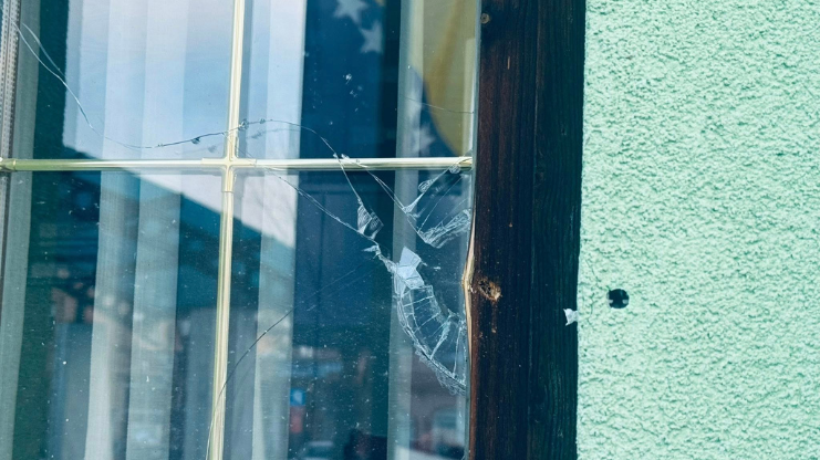 /FOTO/Meci iz pljačke u Kalesiji završili na zgradi škole i Općine