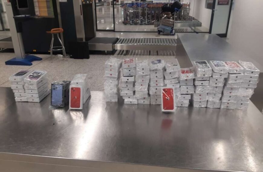 Na Aerodromu Sarajevo spriječen pokušaj krijumčarenja 123 iPhone uređaja