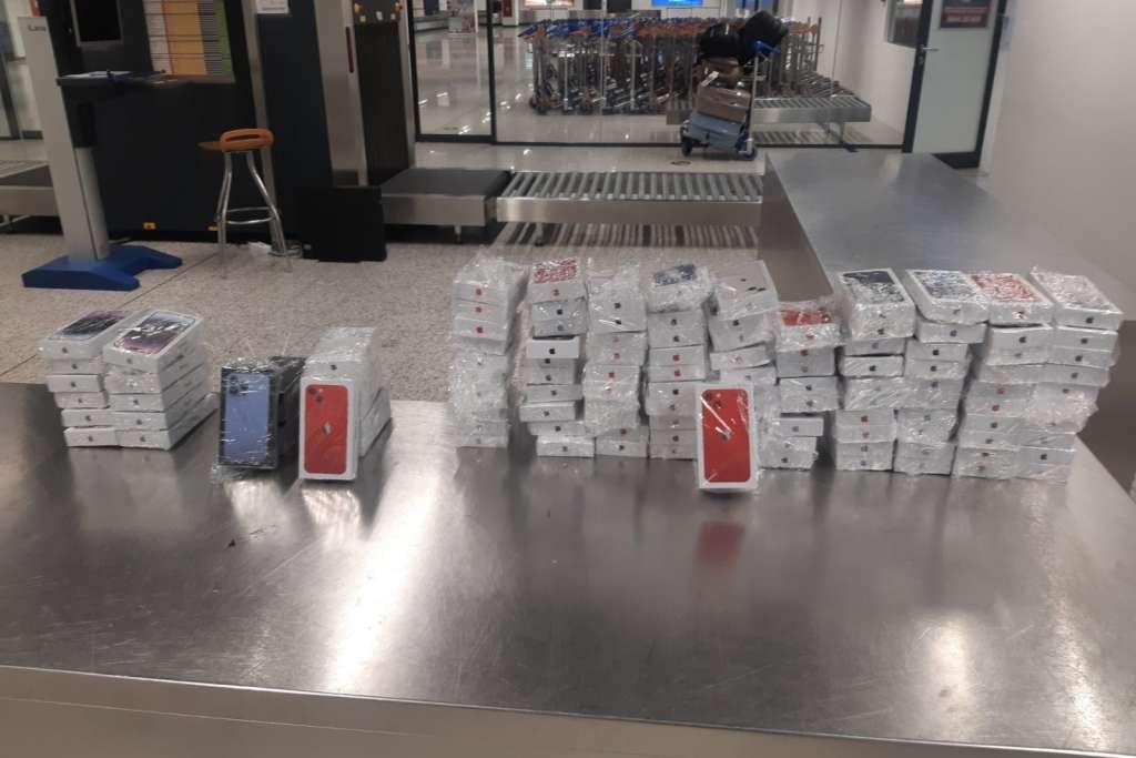 Na Aerodromu Sarajevo spriječen pokušaj krijumčarenja 123 iPhone uređaja