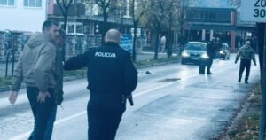 Uviđaj u Kalesiji nakon razbojništva na više lokacija, pronađeno vozilo/ Uhapšen jedan od osumnjičenih za pljačku u Kalesiji/ Potraga za osobama koje su izvršile razbojništvo u Kalesiji i pucale na policijske službenike i dalje je u toku. Iz Uprave policije MUP-a Tuzlanskog kantona potvrđeno je da policijski timovi pretražuju više lokacija, a identitet jednog osumnjičenog već je zvanično utvrđen. Direktor Uprave policije, Dževad Korman, naveo je da policija raspolaže informacijama koje upućuju na to ko su počinioci. Radi se o osobama dobro poznatim policijskim organima. Dvije osobe povezane s osumnjičenima privedene su radi kriminalističke obrade. Prema dosadašnjim saznanjima, dvojica maskiranih napadača ušla su u zlatarsku radnju, dok je treća osoba čekala u vozilu. Nakon što su vezali vlasnika i uzeli veću količinu nakita, pokušali su pobjeći. Policijska patrola u blizini primijetila je njihovo kretanje i pokušala ih zaustaviti, nakon čega je došlo do pucnjave. Policajci su uzvratili vatru, a ubrzo je pronađeno beživotno tijelo muškarca za kojeg se pretpostavlja da je bio dio grupe. Korman je potvrdio da se paralelno vodi interna istraga kako bi se utvrdila opravdanost upotrebe vatrenog oružja. Za osumnjičenima koji su u bijegu raspisana je operativna potjernica. Zbog mogućnosti da su se kretali između različitih općina i entiteta, u potragu su uključene ekipe Uprave policije TK, policijske strukture iz RS-a, kao i Granična policija BiH. Istraga se vodi kao težak oblik krivičnog djela, a javnost će biti informisana o svim novim detaljima.