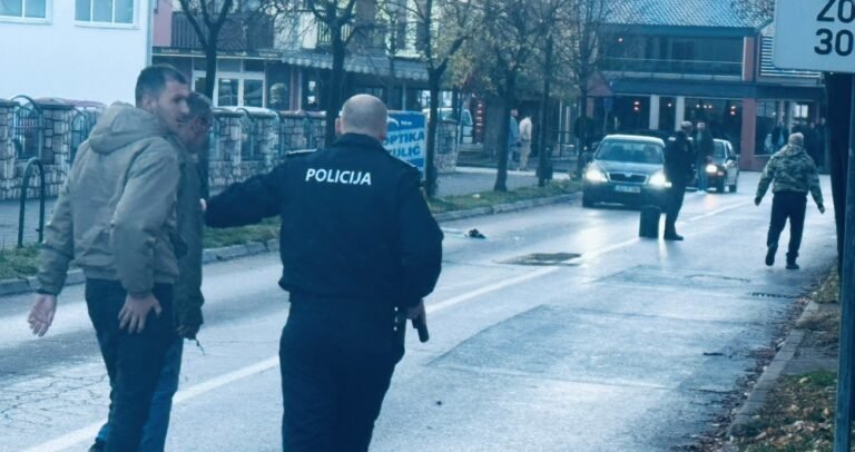 Uviđaj u Kalesiji nakon razbojništva na više lokacija, pronađeno vozilo/ Uhapšen jedan od osumnjičenih za pljačku u Kalesiji/ Potraga za osobama koje su izvršile razbojništvo u Kalesiji i pucale na policijske službenike i dalje je u toku. Iz Uprave policije MUP-a Tuzlanskog kantona potvrđeno je da policijski timovi pretražuju više lokacija, a identitet jednog osumnjičenog već je zvanično utvrđen. Direktor Uprave policije, Dževad Korman, naveo je da policija raspolaže informacijama koje upućuju na to ko su počinioci. Radi se o osobama dobro poznatim policijskim organima. Dvije osobe povezane s osumnjičenima privedene su radi kriminalističke obrade. Prema dosadašnjim saznanjima, dvojica maskiranih napadača ušla su u zlatarsku radnju, dok je treća osoba čekala u vozilu. Nakon što su vezali vlasnika i uzeli veću količinu nakita, pokušali su pobjeći. Policijska patrola u blizini primijetila je njihovo kretanje i pokušala ih zaustaviti, nakon čega je došlo do pucnjave. Policajci su uzvratili vatru, a ubrzo je pronađeno beživotno tijelo muškarca za kojeg se pretpostavlja da je bio dio grupe. Korman je potvrdio da se paralelno vodi interna istraga kako bi se utvrdila opravdanost upotrebe vatrenog oružja. Za osumnjičenima koji su u bijegu raspisana je operativna potjernica. Zbog mogućnosti da su se kretali između različitih općina i entiteta, u potragu su uključene ekipe Uprave policije TK, policijske strukture iz RS-a, kao i Granična policija BiH. Istraga se vodi kao težak oblik krivičnog djela, a javnost će biti informisana o svim novim detaljima.